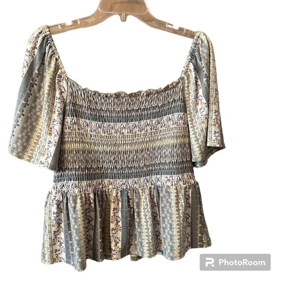 Gypsies and Moondust Ruched‎ Top, Green and White floral pattern, Size XL - Picture 2 of 3